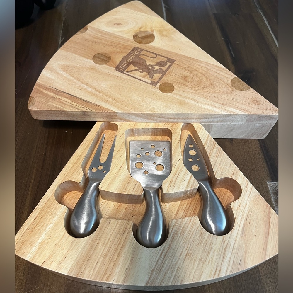 NEVER USED Collectible Disney Pixar Ratatouille Cheese Board/Cutting Set